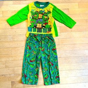 Teenage Mutant Ninja Turtles Pajama Set. Boys 2T. Excellent condition.